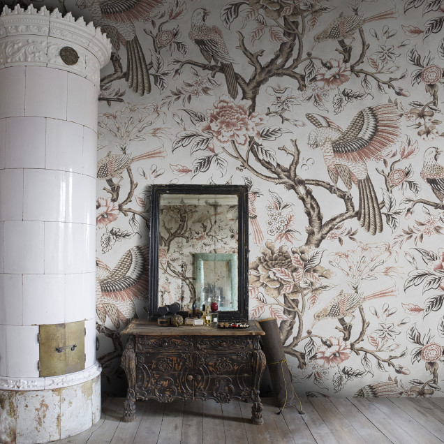 Tapet bej cu design floral și păsări într-un dormitor elegant