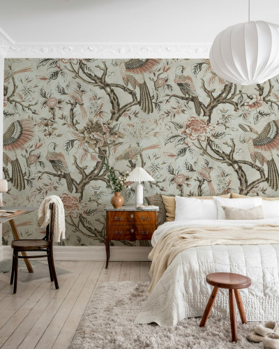 Tapet bej cu design floral și păsări într-un dormitor elegant