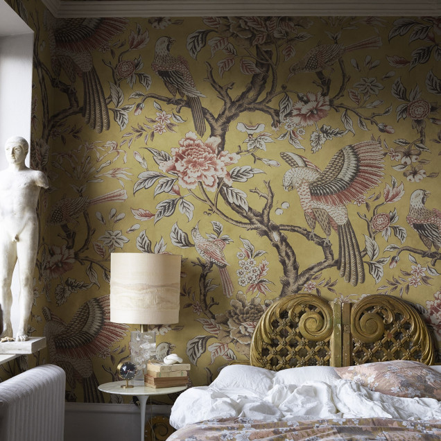 Tapet floral galben cu păsări exotice în living