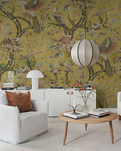 Tapet floral galben cu păsări exotice în living