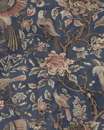 Tapet floral cu păsări stilizate pe fundal bleumarin într-un living elegant.