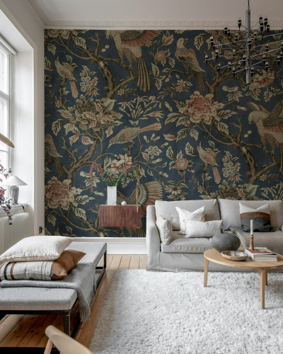 Tapet floral cu păsări stilizate pe fundal bleumarin într-un living elegant.