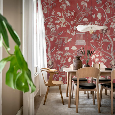 Fototapet floral cu fundal roșu într-o sufragerie elegantă