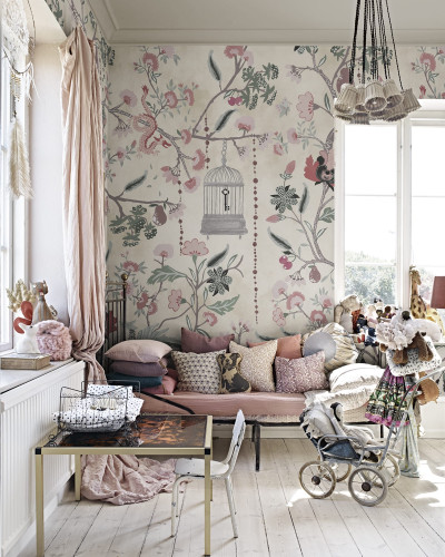 Tapet floral bej cu design sofisticat într-o cameră de zi