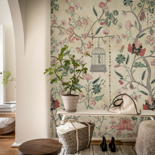 Tapet floral bej cu design sofisticat într-o cameră de zi