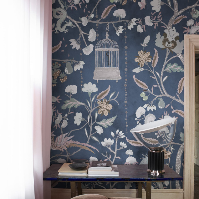 Tapet floral bleumarin într-un dormitor elegant