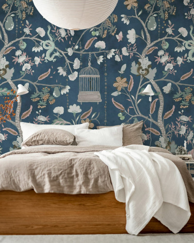 Tapet floral bleumarin într-un dormitor elegant