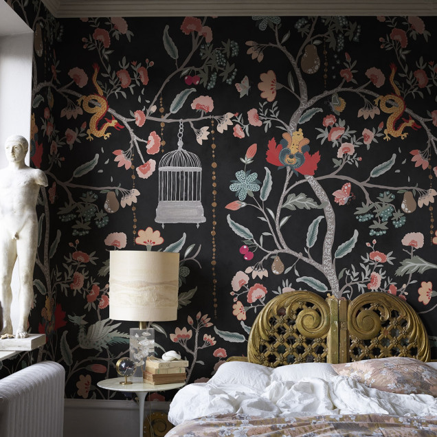 Tapet floral negru cu detalii colorate într-o sufragerie elegantă