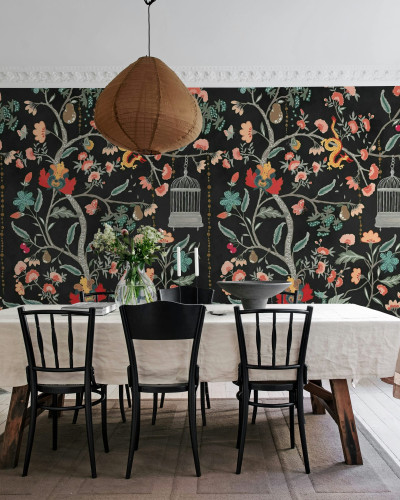 Tapet floral negru cu detalii colorate într-o sufragerie elegantă