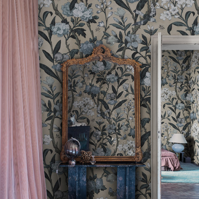 Tapet floral albastru în living modern