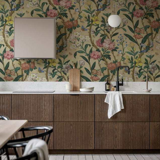 Tapet floral cu design complex de flori, pasari si ramuri.