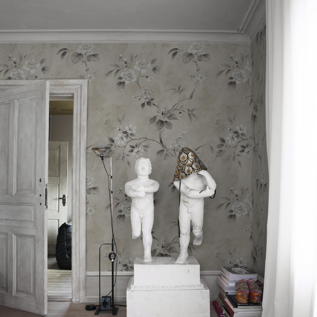 Tapet floral bej într-un living elegant