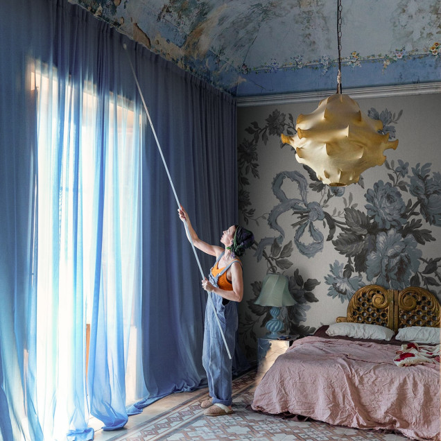 Tapet floral cu funde albastre într-o cameră decorată