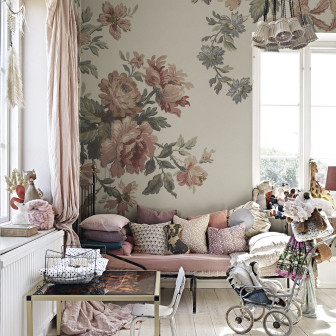 Tapet floral vintage roz, ideal pentru un decor romantic