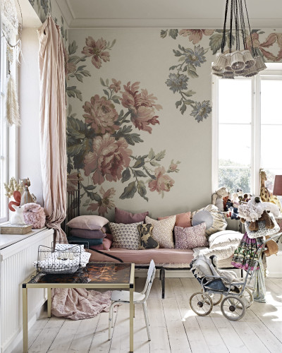 Tapet floral vintage roz, ideal pentru un decor romantic