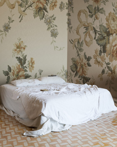 Tapet floral galben cu aspect vintage într-un dormitor