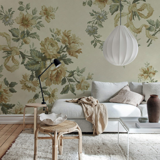 Tapet floral galben cu aspect vintage într-un dormitor