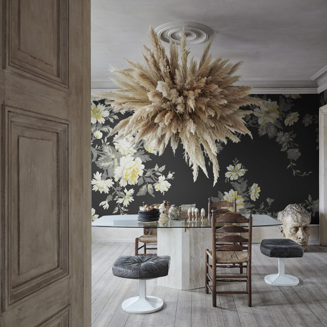 Dormitor cu tapet floral negru și mobilier elegant