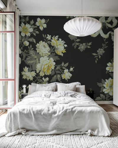Dormitor cu tapet floral negru și mobilier elegant