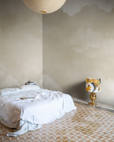 Dormitor decorat cu tapet bej cu design cer cu nori