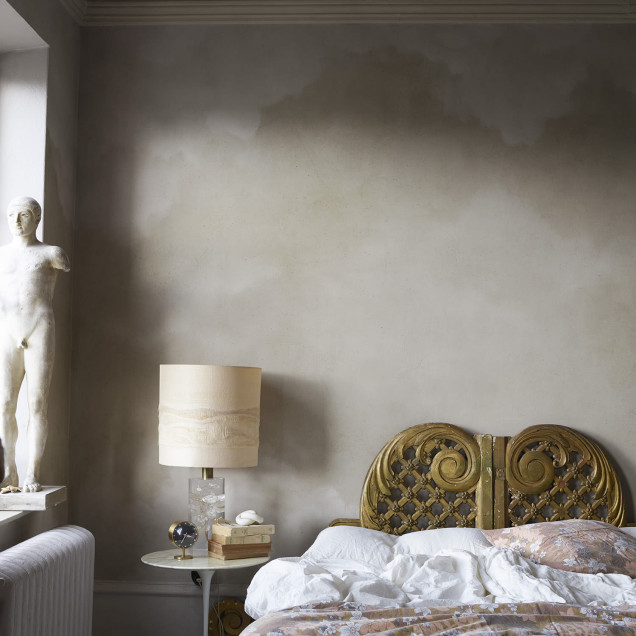 Dormitor decorat cu tapet bej cu design cer cu nori