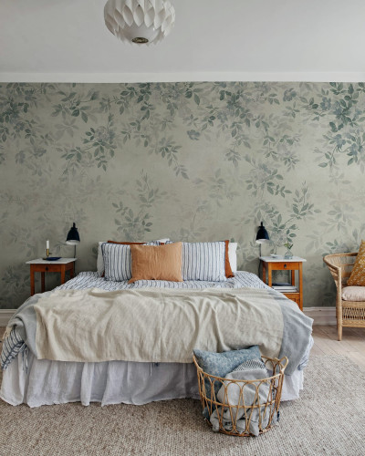 Dormitor decorat cu tapet floral albastru și verde