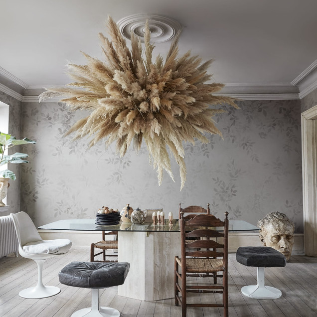 Tapet floral gri într-un dormitor elegant