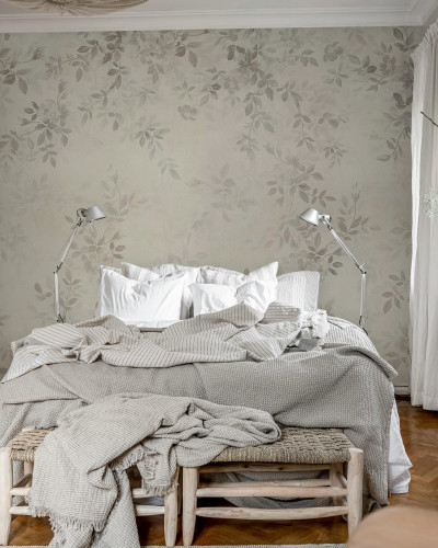 Tapet floral gri într-un dormitor elegant
