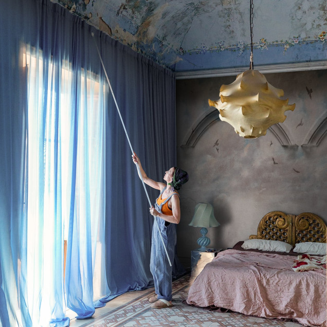 Fototapet cu arcuri celeste albastre într-un interior modern