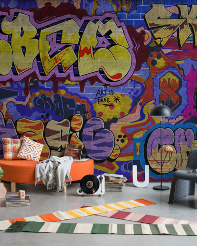 Tapet cu design graffiti colorat, perfect pentru un interior modern.