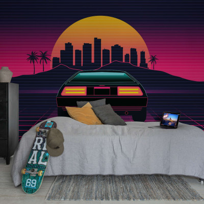 Un tapet cu un design retro futuristic, cu o mașină sport iconică, un apus de soare vibrant, cu orașul în fundal.  Se poate observa în imagine o cameră cu un pat, o măsuță de noptieră și o skateboard.