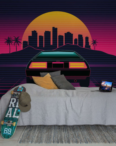 Un tapet cu un design retro futuristic, cu o mașină sport iconică, un apus de soare vibrant, cu orașul în fundal.  Se poate observa în imagine o cameră cu un pat, o măsuță de noptieră și o skateboard.