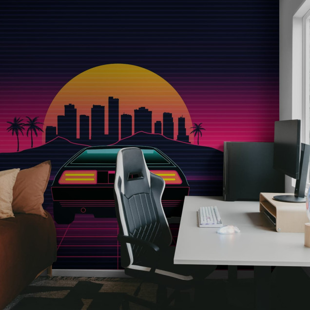 Un tapet cu un design retro futuristic, cu o mașină sport iconică, un apus de soare vibrant, cu orașul în fundal.  Se poate observa în imagine o cameră cu un pat, o măsuță de noptieră și o skateboard.