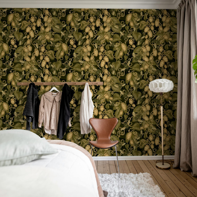 Wallpaper Hop Garden Brown - un model de hamei pe un fond maro