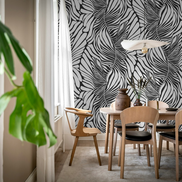 Tapet abstract Seagrass, Graphite, cu model de frunze curbate in tonuri de gri, in interiorul unui dormitor modern.