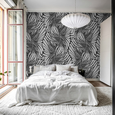 Tapet abstract Seagrass, Graphite, cu model de frunze curbate in tonuri de gri, in interiorul unui dormitor modern.
