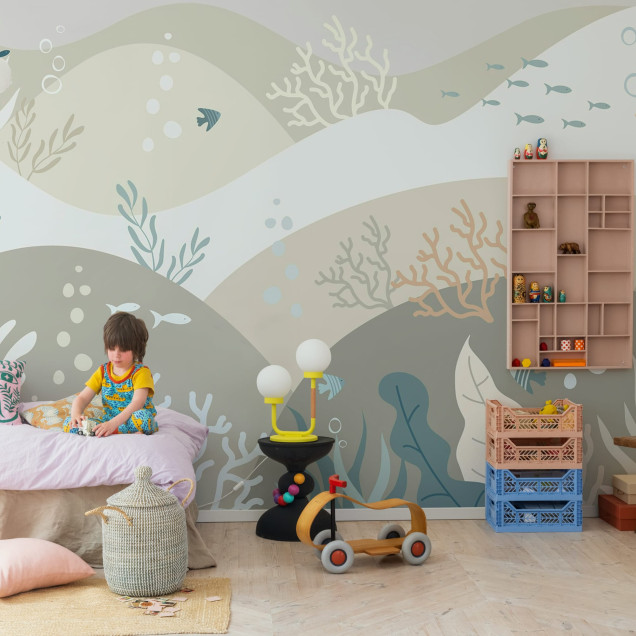 Tapet cu design minimalist, Sea Hills, Sand Beige, cu imagini delicate de pești, corali și alge.