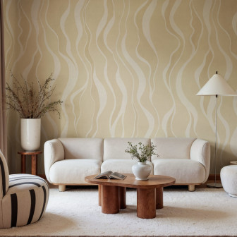 Tapet cu linii delicate în nuanțe de galben într-un living elegant.