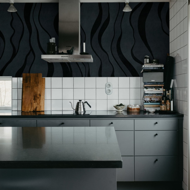 Tapet cu linii fine albastru închis într-un living modern