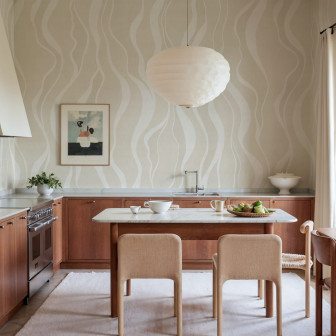 Tapet bej cu linii delicate într-o bucătărie elegantă