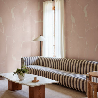 Tapet abstract roz cu linii albe într-o cameră de zi elegantă.