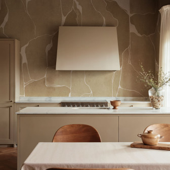 Tapet maro cu model abstract în bucătărie