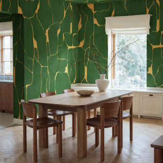 Tapet cu linii aurii pe fundal verde într-o sufragerie elegantă