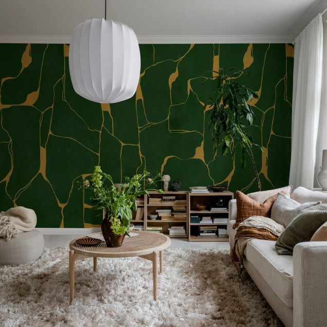 Tapet cu linii aurii pe fundal verde într-o sufragerie elegantă