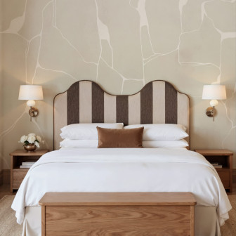 Dormitor cu tapet bej cu model de linii fluide