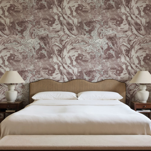 Tapet cu design de marmură roz într-un interior modern