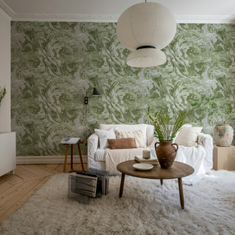 Living cu fototapet cu efect de marmură verde