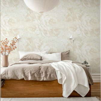 Tapet cu aspect de marmură bej într-un dormitor elegant