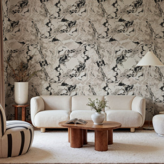 Tapet cu aspect de marmură neagră într-un living modern