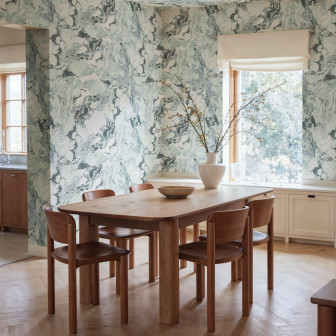 Tapet cu aspect de marmură albastră într-o sufragerie elegantă.